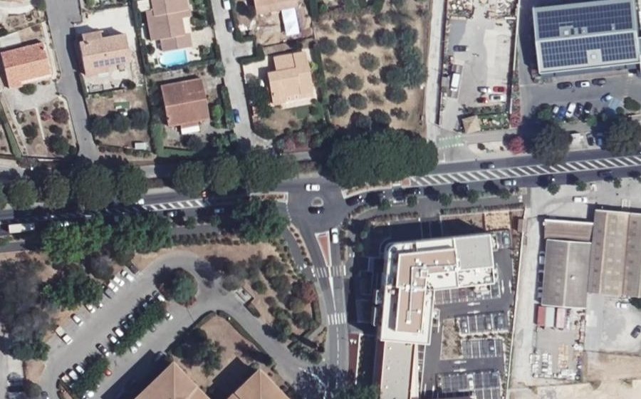 Vue aérienne du Rond-point anonyme n°1064335872