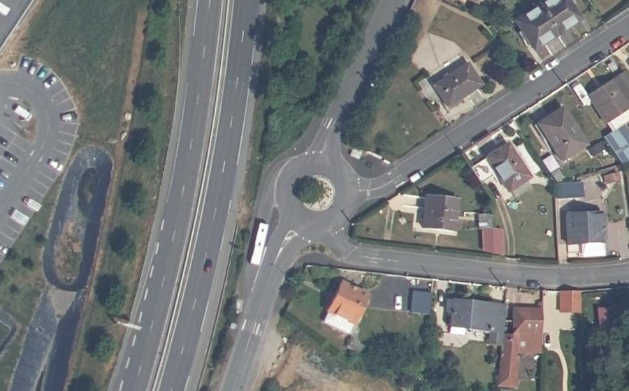 Vue aérienne du Rond-point anonyme n°106435463