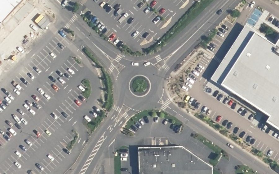 Vue aérienne du Rond-point anonyme n°1064488885
