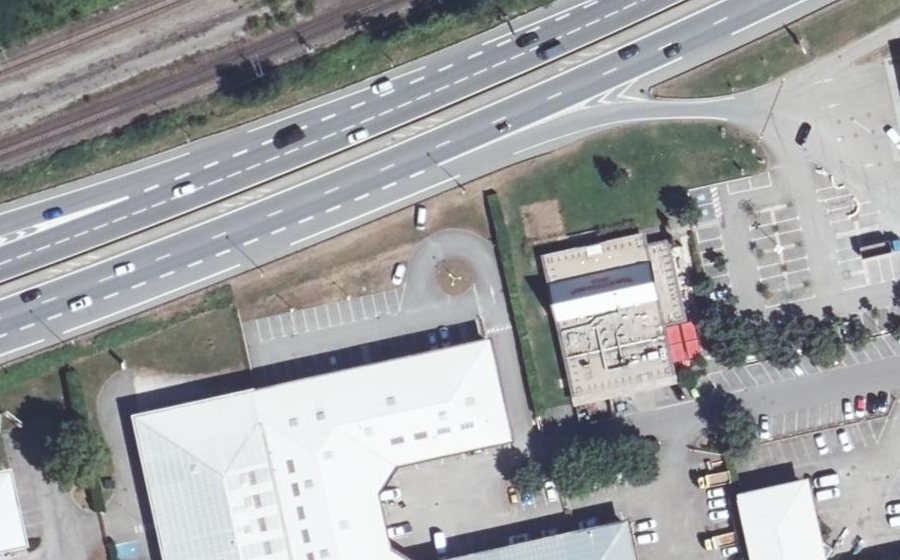 Vue aérienne du Rond-point anonyme n°1064497711