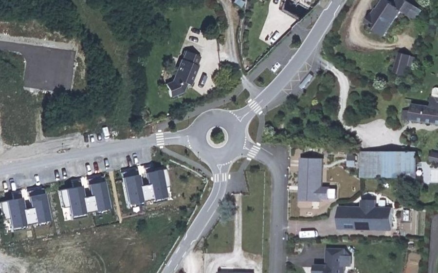 Vue aérienne du Rond-point anonyme n°1064532558