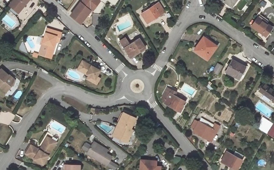 Vue aérienne du Rond-point anonyme n°106484503