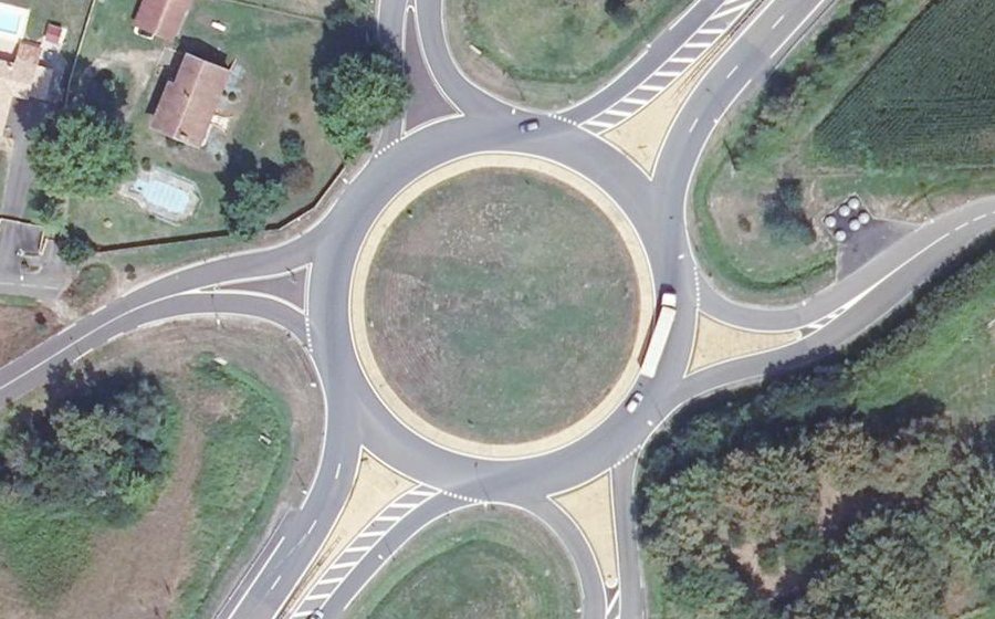 Vue aérienne du Rond-point anonyme n°106496312