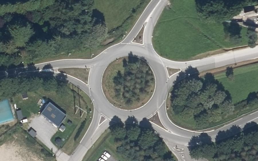 Vue aérienne du Rond-point anonyme n°106499274