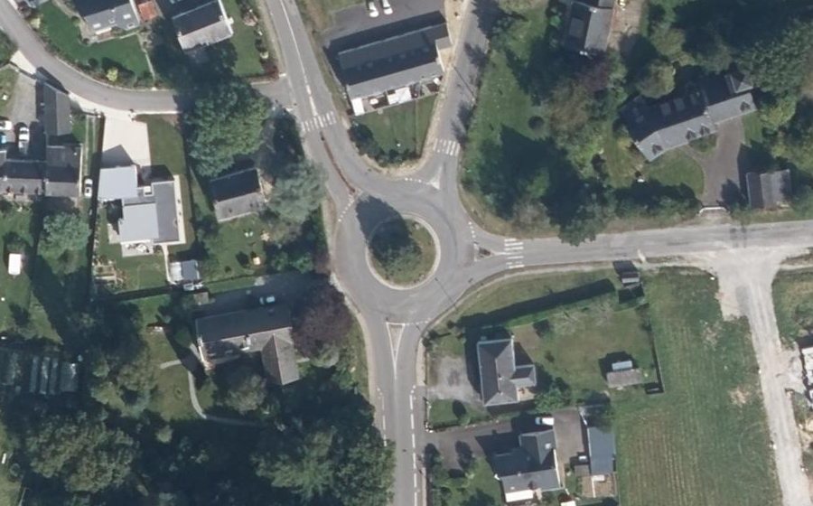 Vue aérienne du Rond-point anonyme n°106499308
