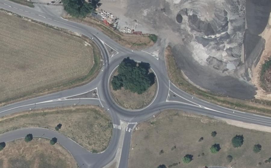 Vue aérienne du Rond-point anonyme n°106507690