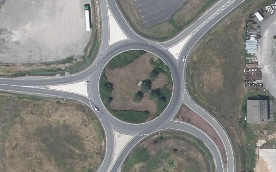 Vue aérienne du Rond-point anonyme n°106507697