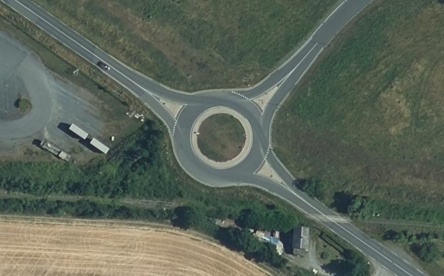 Vue aérienne du Rond-point anonyme n°1065243930