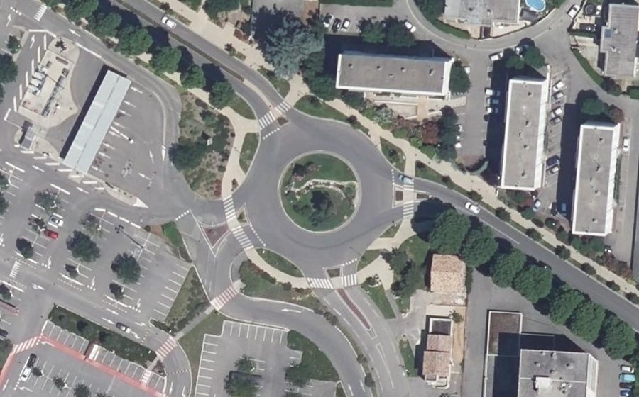 Vue aérienne du Rond-point anonyme n°106542279