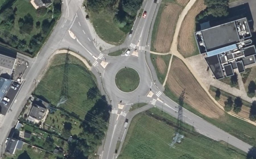 Vue aérienne du Rond-point anonyme n°1065449376