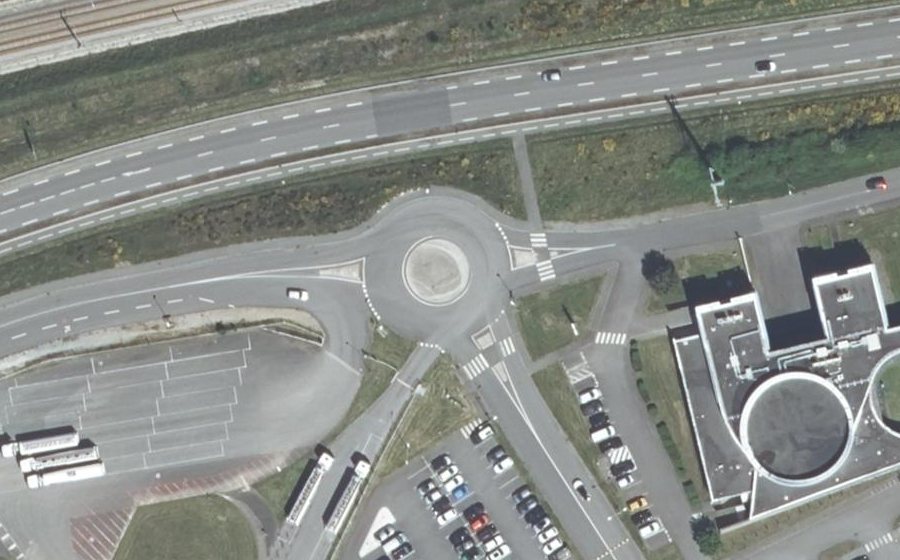 Vue aérienne du Rond-point anonyme n°1065528844