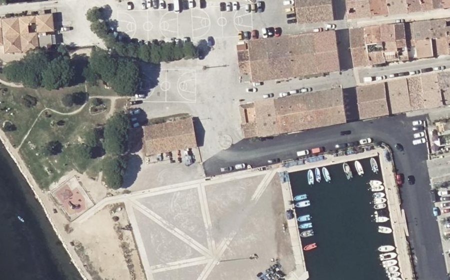Vue aérienne du Rond-point anonyme n°1065571343