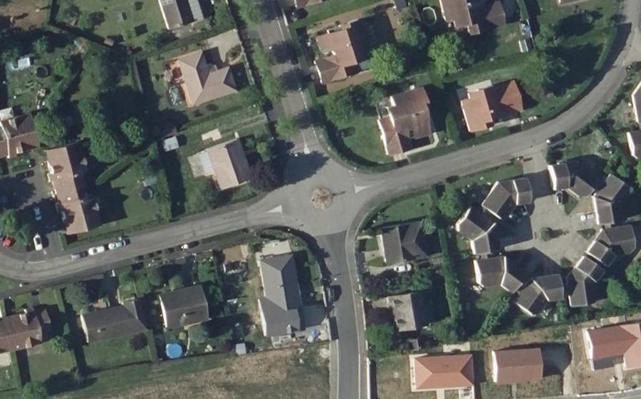 Vue aérienne du Rond-point anonyme n°106578002