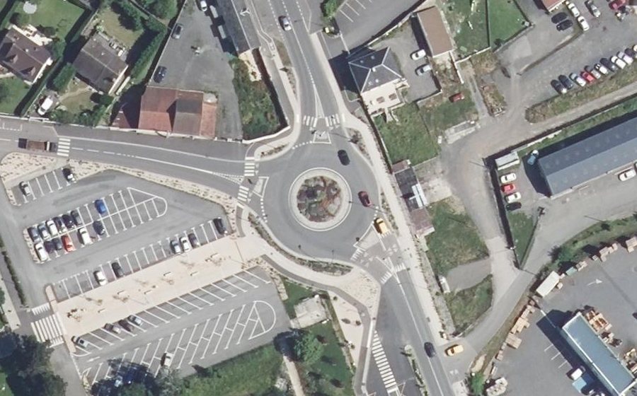 Vue aérienne du Rond-point anonyme n°1065872438