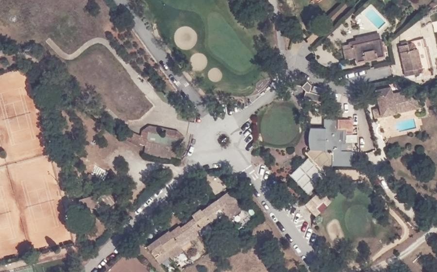 Vue aérienne du Rond-point anonyme n°1065918971