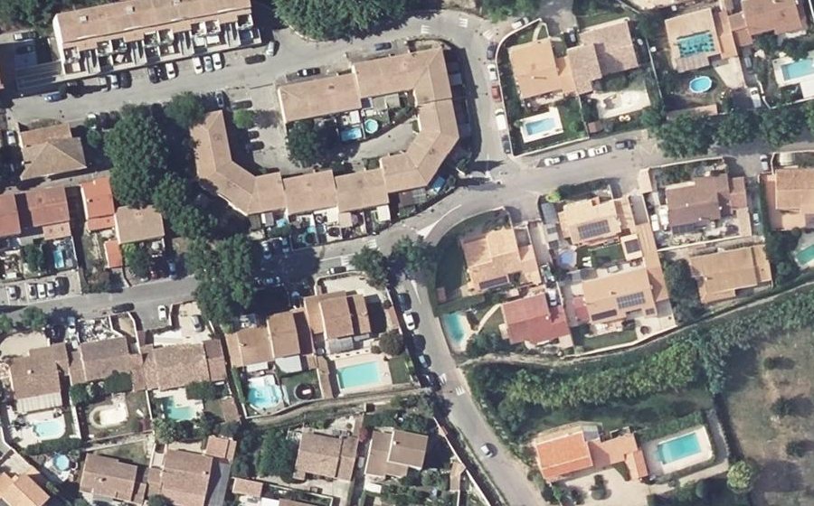 Vue aérienne du Rond-point anonyme n°1065930159