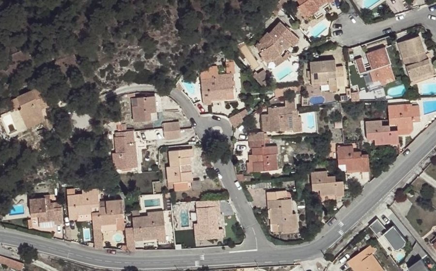 Vue aérienne du Rond-point anonyme n°1065969722