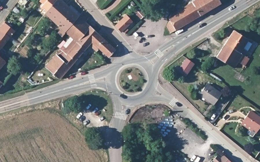 Vue aérienne du Rond-point anonyme n°106608770