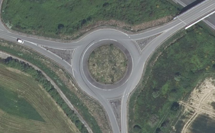 Vue aérienne du Rond-point anonyme n°106622568