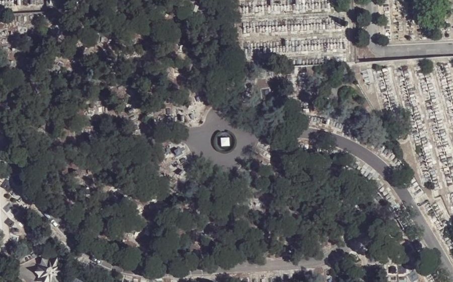 Vue aérienne du Rond-point anonyme n°1066434772