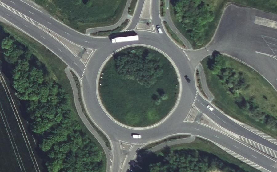 Vue aérienne du Rond-point anonyme n°106662973