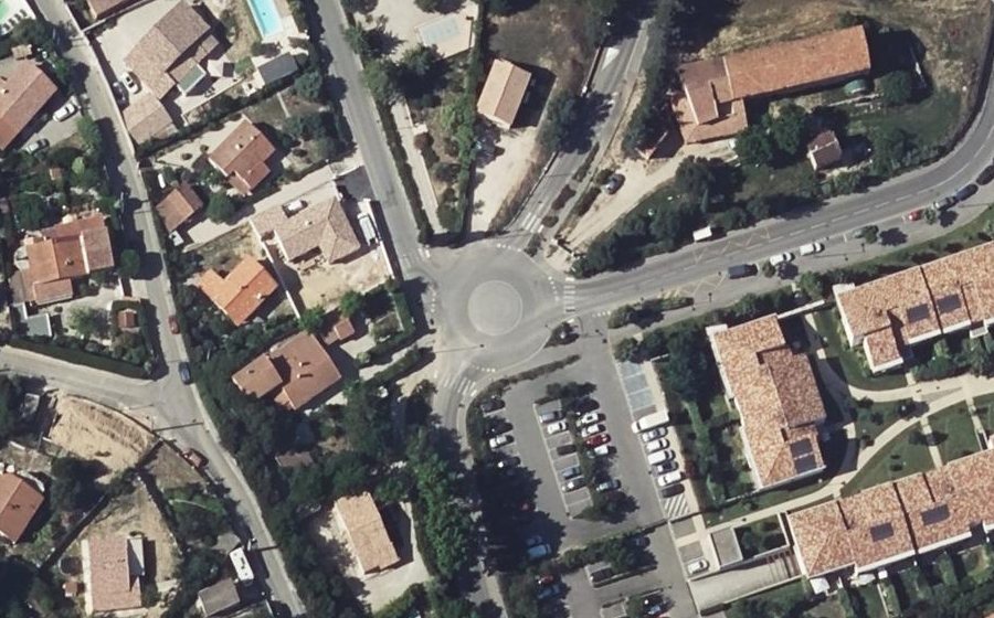 Vue aérienne du Rond-point anonyme n°1066634972