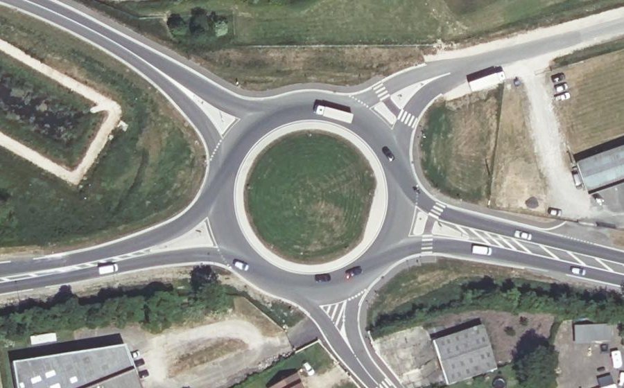 Vue aérienne du Rond-point anonyme n°1066786206