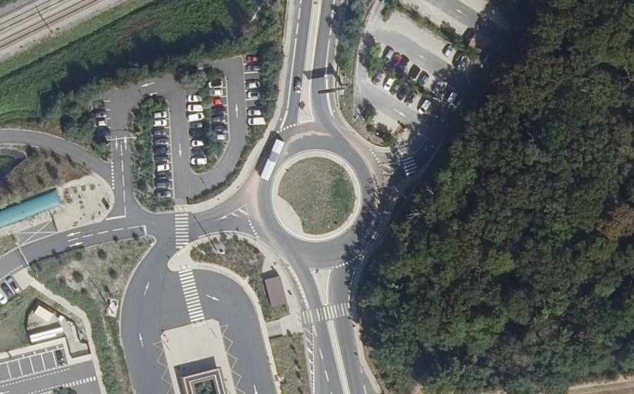 Vue aérienne du Rond-point anonyme n°1066791640