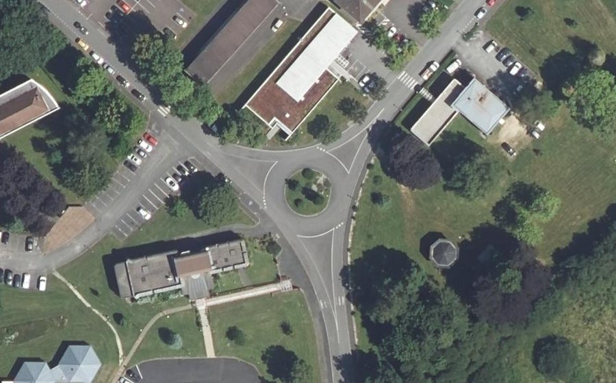 Vue aérienne du Rond-point anonyme n°1066874139
