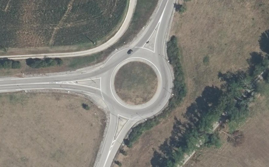 Vue aérienne du Rond-point anonyme n°106692707