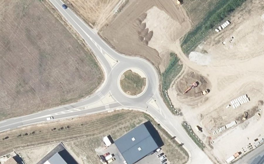Vue aérienne du Rond-point anonyme n°1066968533