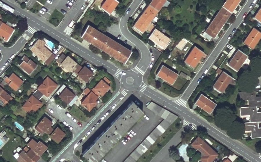 Vue aérienne du Rond-point anonyme n°106701090
