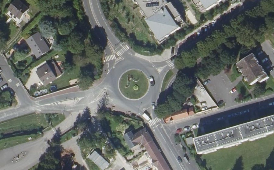 Vue aérienne du Rond-point anonyme n°1067571183
