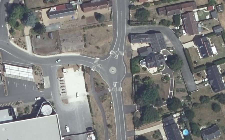 Vue aérienne du Rond-point anonyme n°1067705380