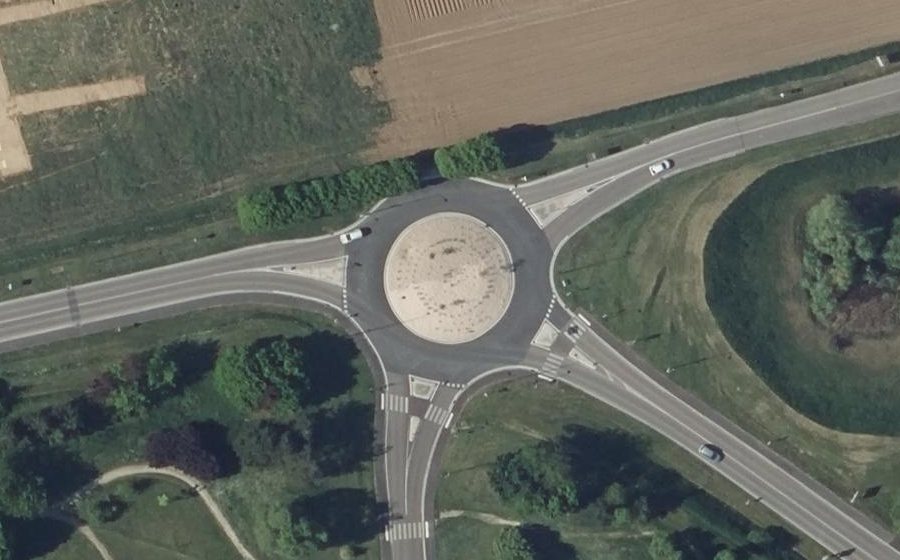 Vue aérienne du Rond-point anonyme n°1068260252