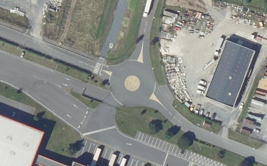 Vue aérienne du Rond-point anonyme n°1068345773
