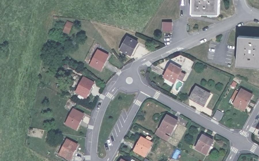 Vue aérienne du Rond-point anonyme n°1068589764