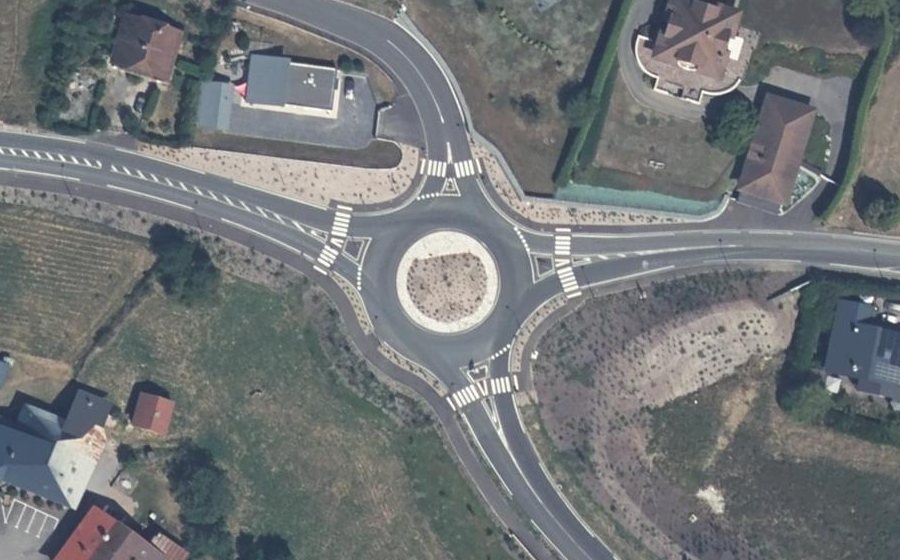 Vue aérienne du Rond-point anonyme n°1068916775