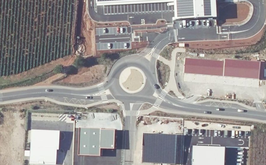 Vue aérienne du Rond-point anonyme n°1069085655