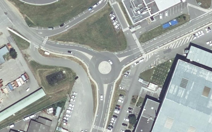 Vue aérienne du Rond-point anonyme n°1069169489