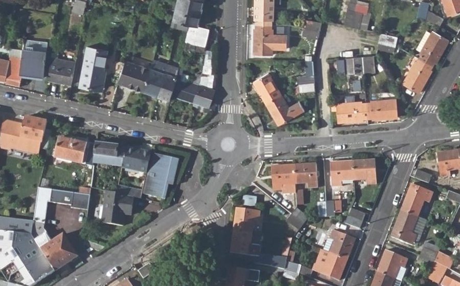 Vue aérienne du Rond-point anonyme n°1069235295