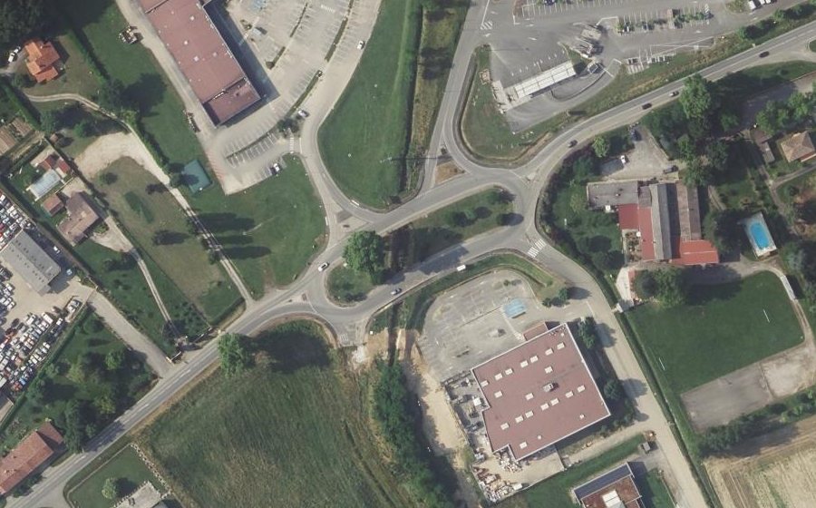 Vue aérienne du Rond-point anonyme n°106939399
