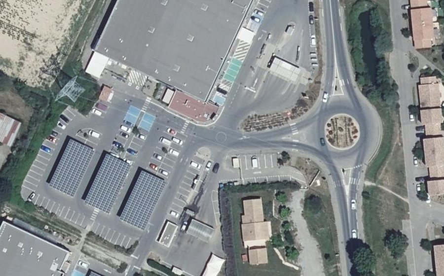 Vue aérienne du Rond-point anonyme n°1069486773