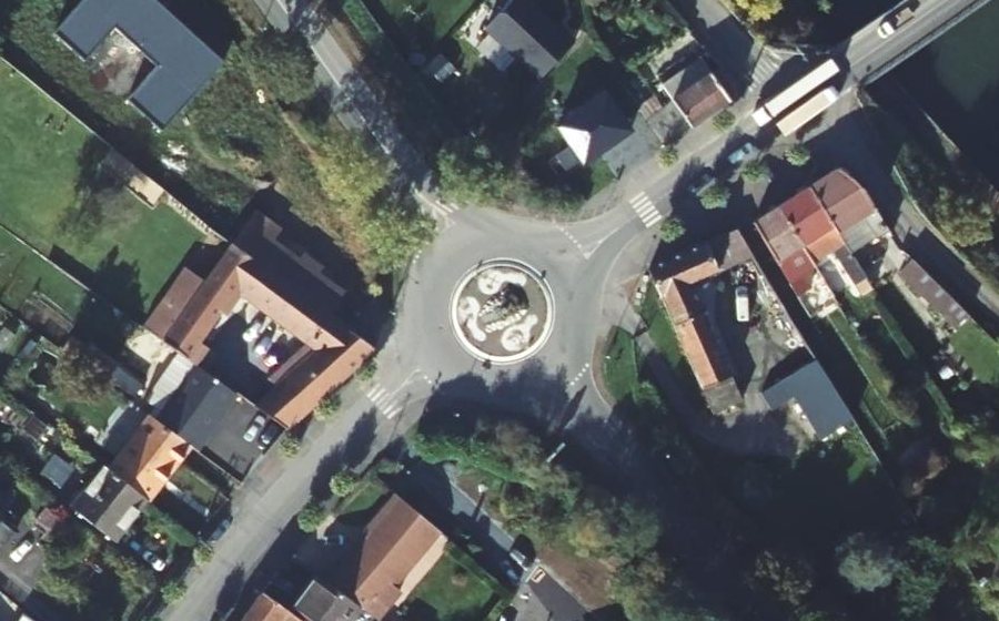 Vue aérienne du Rond-point anonyme n°107014864