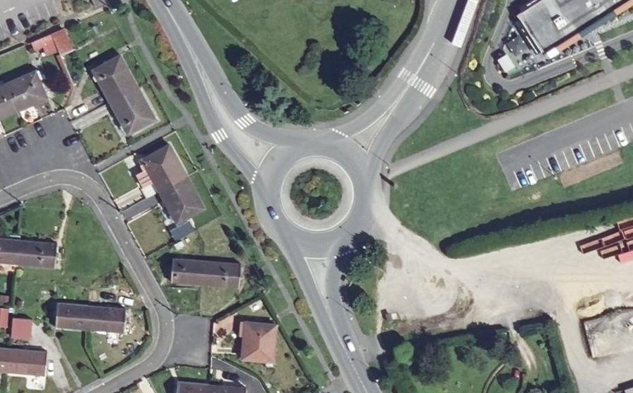 Vue aérienne du Rond-point anonyme n°107046507