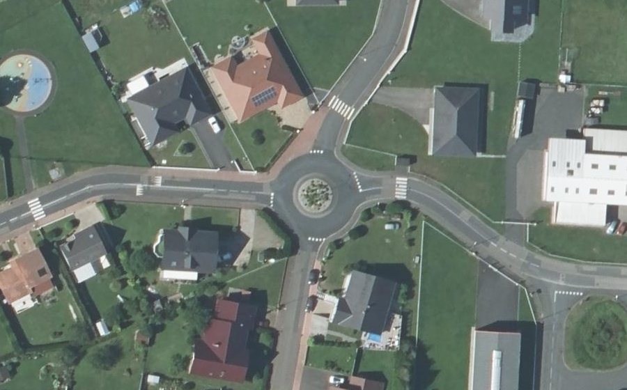 Vue aérienne du Rond-point anonyme n°107062824