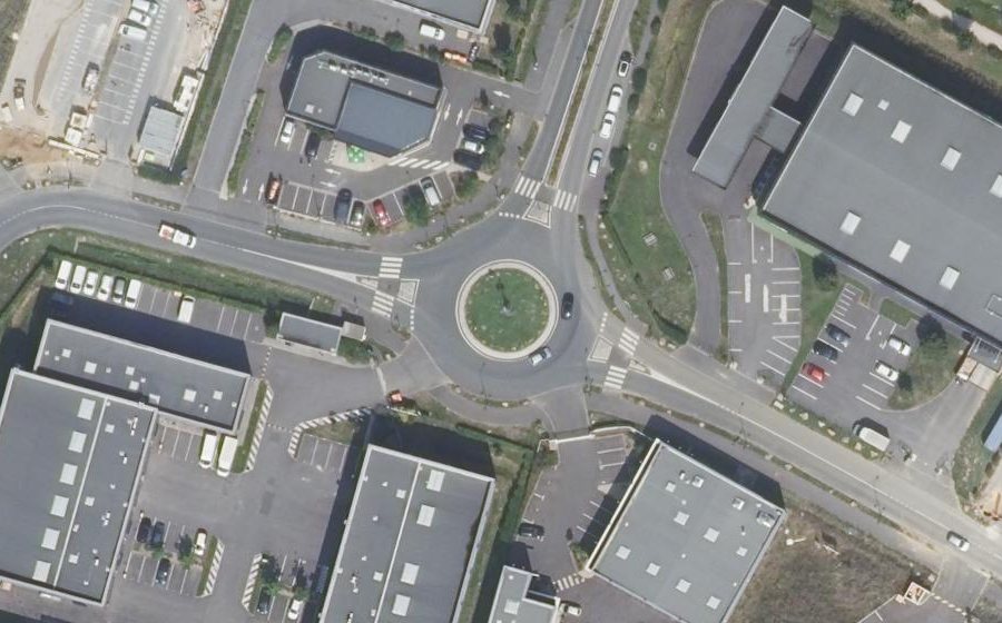 Vue aérienne du Rond-point anonyme n°1070775845