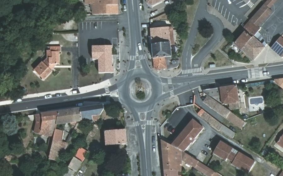 Vue aérienne du Rond-point anonyme n°107103677