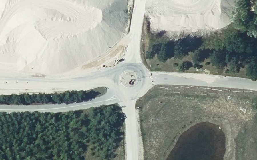 Vue aérienne du Rond-point anonyme n°1071251763