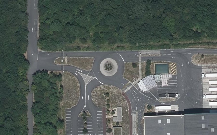 Vue aérienne du Rond-point anonyme n°1071345602